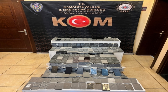 Osmaniye’de mısır yüklü tırda 283 gümrük kaçağı cep telefonu ele geçirildi