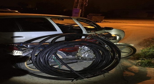 Mersin’de kablo hırsızlığı iddiasıyla yakalanan 3 zanlı tutuklandı