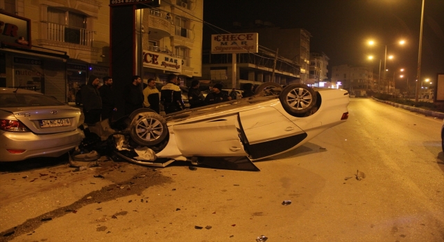 Hatay’da çarpışma sonucu kontrolden çıkan iki otomobil 5 araca hasar verdi