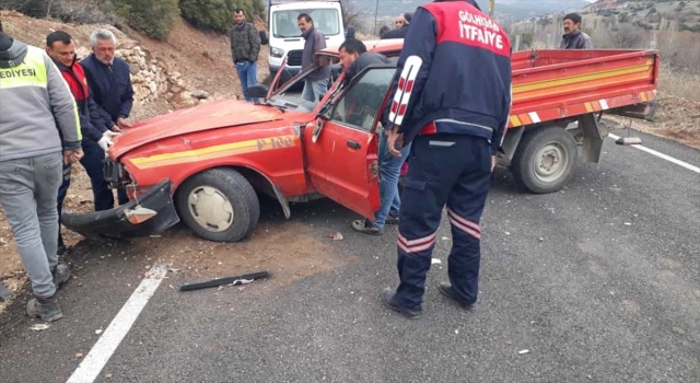 Burdur’da duvara çarpan kamyonetteki kadın öldü, oğlu yaralandı