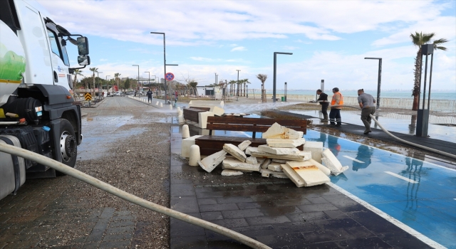 Antalya’da fırtına ve yağışın izleri siliniyor