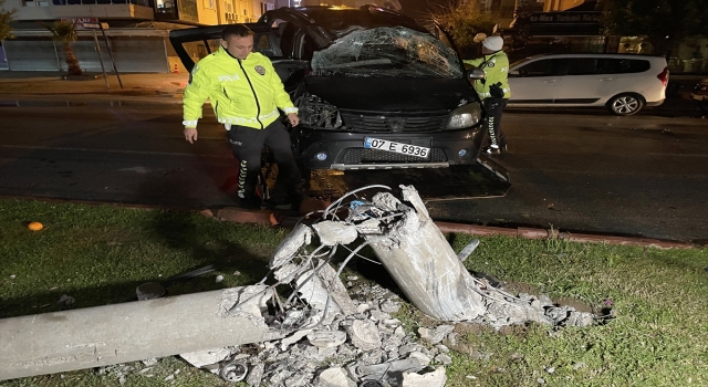 Antalya’da elektrik direğine çarpan otomobildeki 5 kişi yaralandı