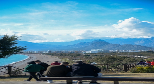 Antalya’da fırtına sonrası güneşli havayı fırsat bilenler denize girdi