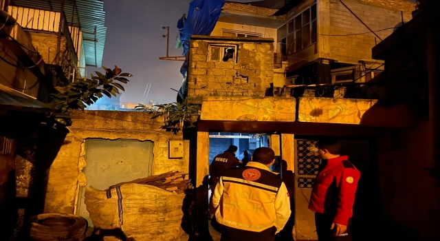 Mersin’de yangın çıkan evde dama sığınan 5 çocuk kurtarıldı