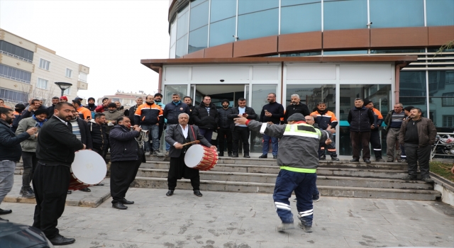Gaziantep’te yüzde 97,6 zam alan belediye işçileri yeni sözleşmeyi halay çekerek kutladı