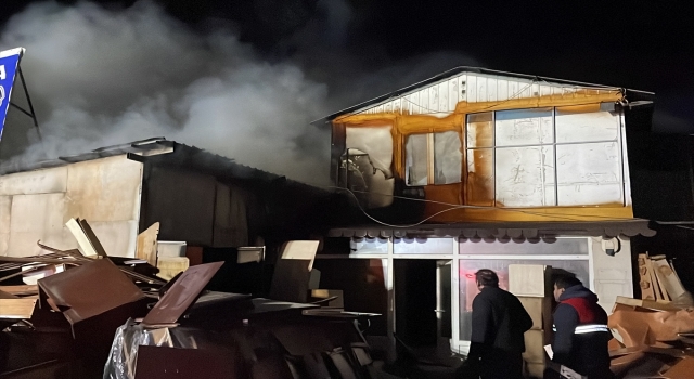 Antalya’da mobilya dükkanında çıkan yangın söndürüldü