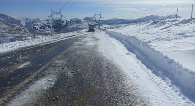 Adana’da kardan kapanan yol ulaşıma açıldı