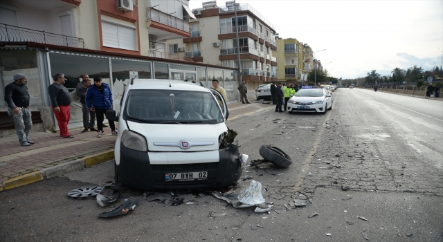 Antalya’da otomobil ile hafif ticari araç çarpıştı, 2 kişi yaralandı