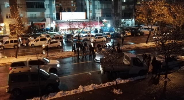 Kahramanmaraş’ta otomobil park halindeki 3 araca çarptı, 3 kişi yaralandı