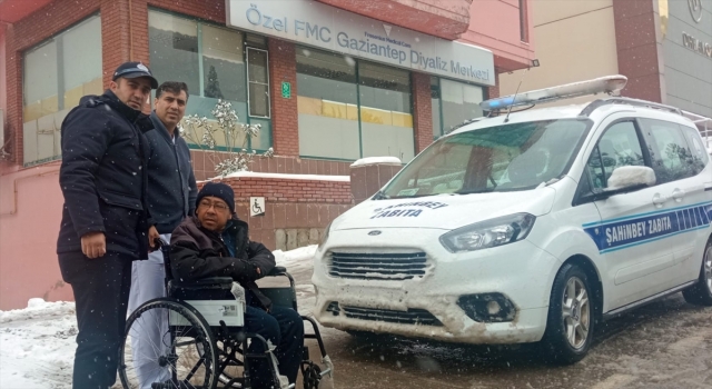 Gaziantep’te belediye ekipleri diyaliz hastalarını hastaneye ulaştırdı