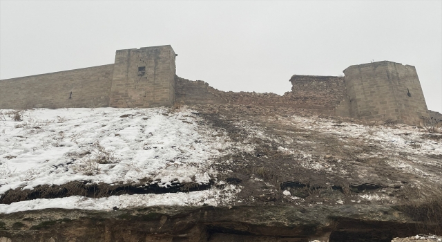 Depremde tarihi Gaziantep Kalesi de hasar gördü