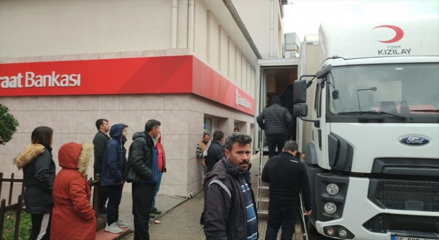 Adana’nın Kozan ilçesinde depremzedeler için Kızılay’a kan bağışında bulunuldu