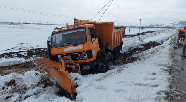 Tefenni’de kar küreme aracı devrildi