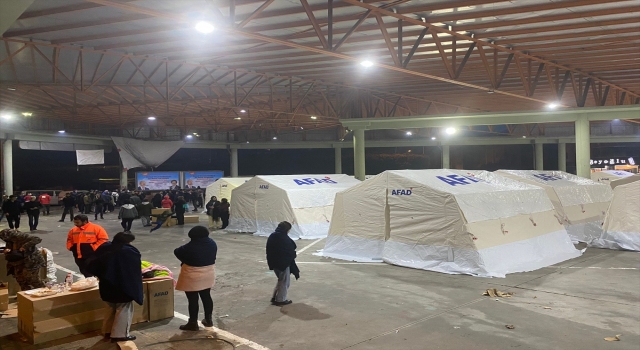 Adana’da depremzedeler, kurulan çadırlara yerleştiriliyor