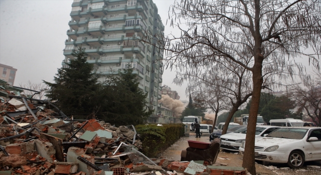 Kahramanmaraş’ta artçı depremde binanın çökme anı görüntülendi