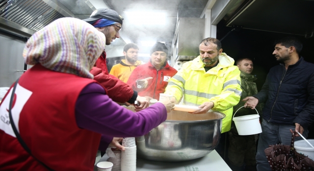 Osmaniye’de depremzedeler, çadırlara ve kapalı spor salonlarına yerleştiriliyor