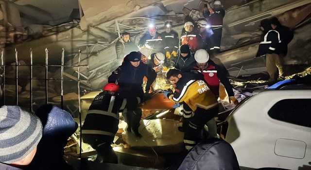 Hatay’da yıkılan binaların enkazından 1’i çocuk 4 kişi kurtarıldı
