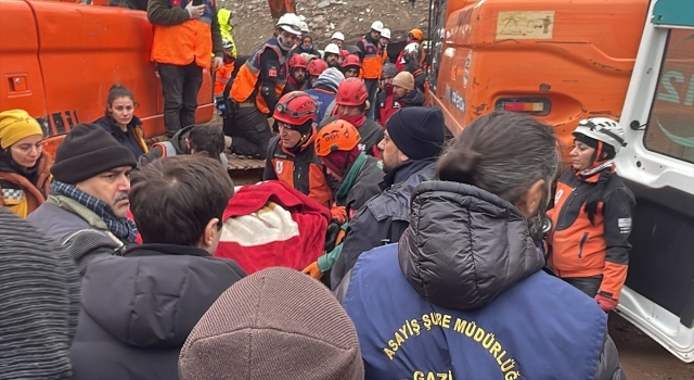 Gaziantep’te yıkılan binanın enkazından 29 saat sonra 1 kişi kurtarıldı