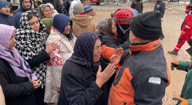 Gaziantep’te yıkılan binanın enkazından 30 saat sonra aynı aileden 2 kişi kurtarıldı