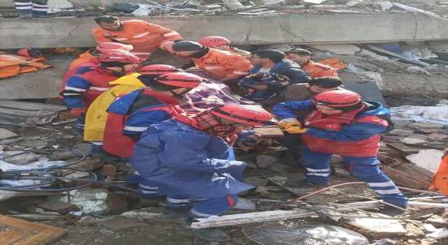 TSK İnsani Yardım Tugayı Kahramanmaraş’ta enkazdan bir kişiyi kurtardı