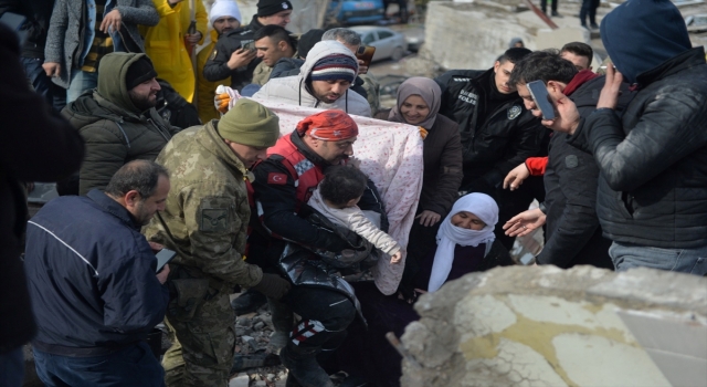Kahramanmaraş’ta depremden 31 saat sonra 15 aylık bebek enkazdan çıkarıldı