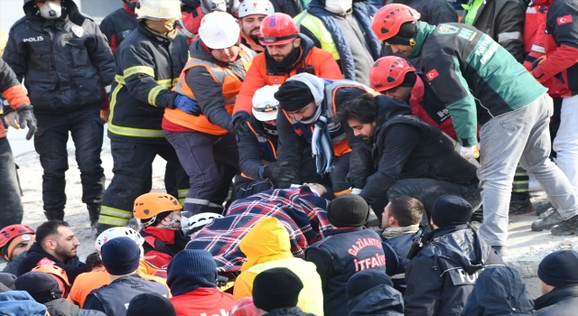 Gaziantep’te yıkılan binanın enkazından yaklaşık 34 saat sonra bir kadın yaralı kurtarıldı