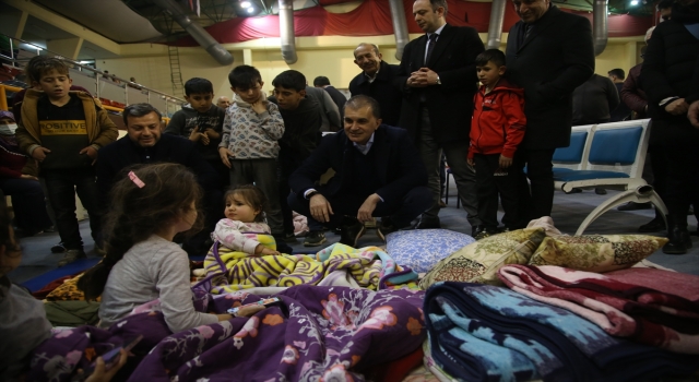 AK Parti Sözcüsü Çelik Adana’da spor salonlarında kalan depremzedelerle görüştü: