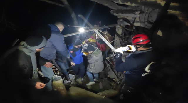 Hatay Belen’de enkazdan bir kişi sağ kurtarıldı