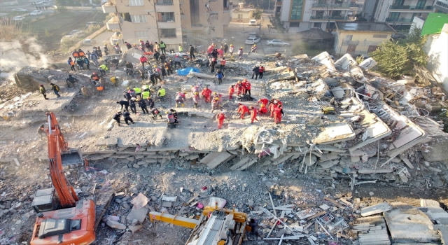 Hatay, Adana ve Osmaniye’de yıkılan binalarda arama kurtarma çalışmaları sürüyor
