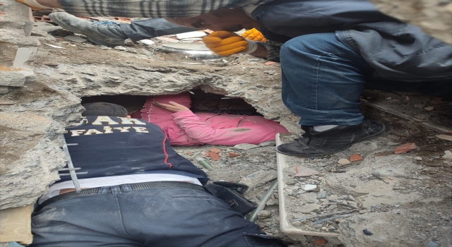 Uşak’tan Hatay’a giden arama kurtarma ekibi 4 kişiyi kurtardı