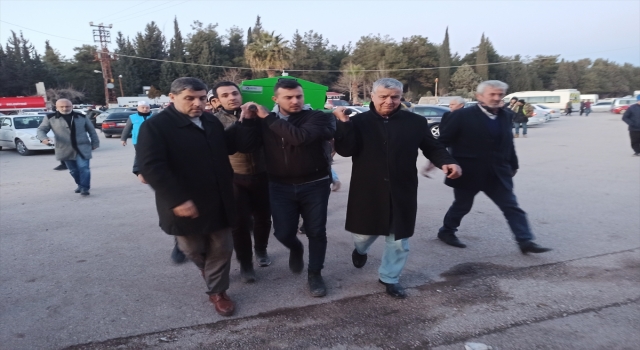 Osmaniye’de, depremde hayatını kaybeden baba ve iki oğlunun cenazeleri defnedildi