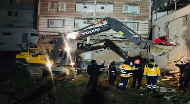 Nurdağı’nda depremden 47 saat sonra bir kişi enkazdan kurtarıldı