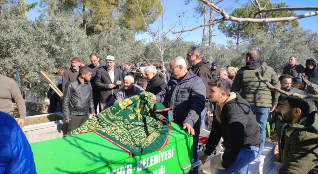 Hatay’da enkazdan çıkarılan çift ile 2 çocuğunun cenazeleri Adana’da toprağa verildi