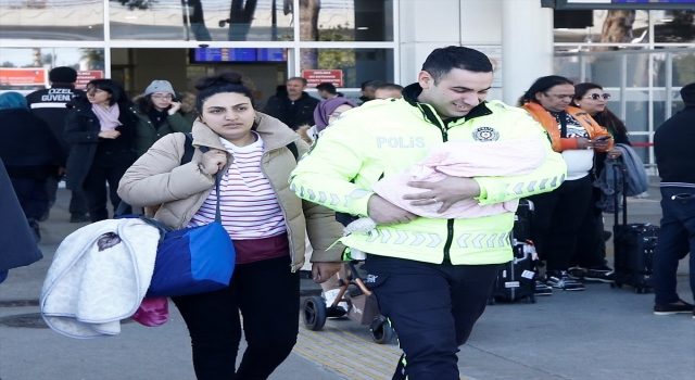 Deprem bölgesinden getirilen afetzedeler Antalya’da otellere yerleştiriliyor