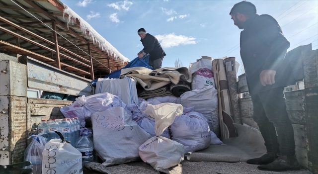Adana’da vatandaşlar kendilerine gelen yardımları diğer illerdeki depremzedelere gönderdi