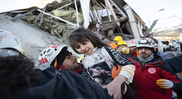 7 yaşındaki çocuk Kahramanmaraş’ta enkazdan 61 saat sonra yaralı kurtarıldı