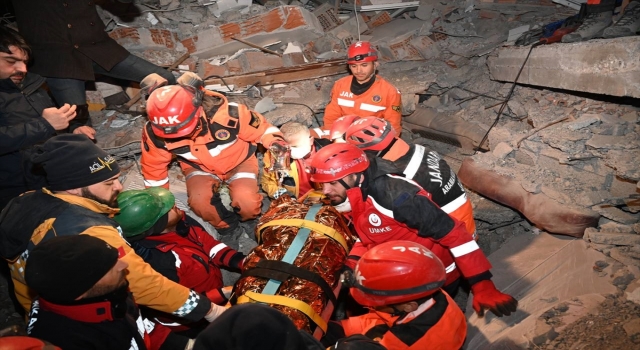 Gaziantep’te enkaz altında kalan kadın depremden 65 saat sonra kurtarıldı