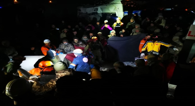 İsrail’den gelen arama kurtarma ekibi Kahramanmaraş’ta bir kadını enkazdan çıkardı