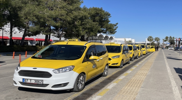 Antalya Havalimanı’nda taksicilerden depremzedelere ücretsiz ulaşım hizmeti