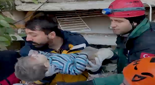 Hatay’da enkaz altında kalan çocuk depremden 80 saat sonra kurtarıldı