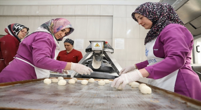 Isparta’da lisenin fırınında ekmekler depremzedeler için pişiriliyor