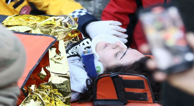 Hatay’daki iki binanın enkazından depremden 84 saat sonra 3 kişi kurtarıldı