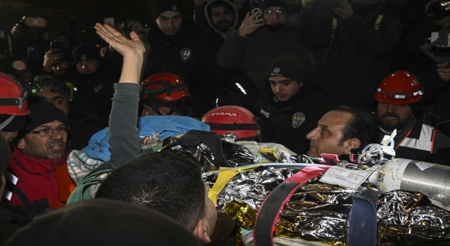 Kahramanmaraş’ta anne ve kızı depremden 92 saat sonra enkazdan kurtarıldı