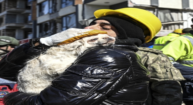 Enkaz altındaki kadın, köpeğinin havlaması sayesinde depremden 103 saat sonra kurtarıldı