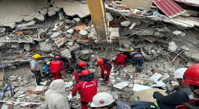 Gaziantep’te bir kişi enkazdan 105 saat sonra kurtarıldı