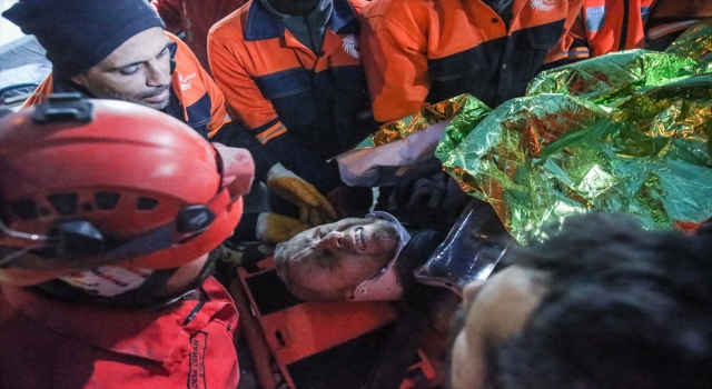 Hatay’da ailesiyle enkaz altında kalan baba 110 saat sonra kurtarıldı