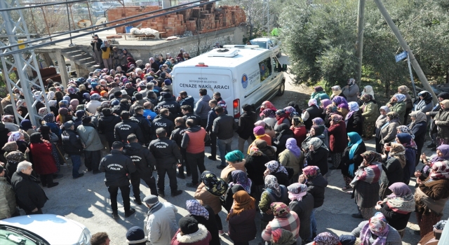 Depremde ölen polis memuru ile eşi ve 4 çocuğunun cenazeleri Mersin’de defnedildi