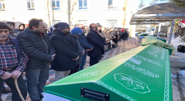 Asrın felaketinde hayatını kaybeden 5 kişilik aile Isparta’da toprağa verildi