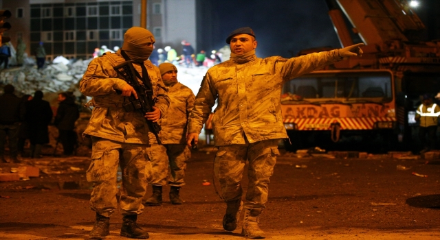 Mehmetçik, deprem bölgesinde 24 saat görevde