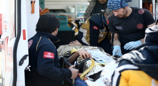 Hatay’da depremin 128. saatinde 13 yaşındaki çocuk, enkazdan sağ çıkarıldı